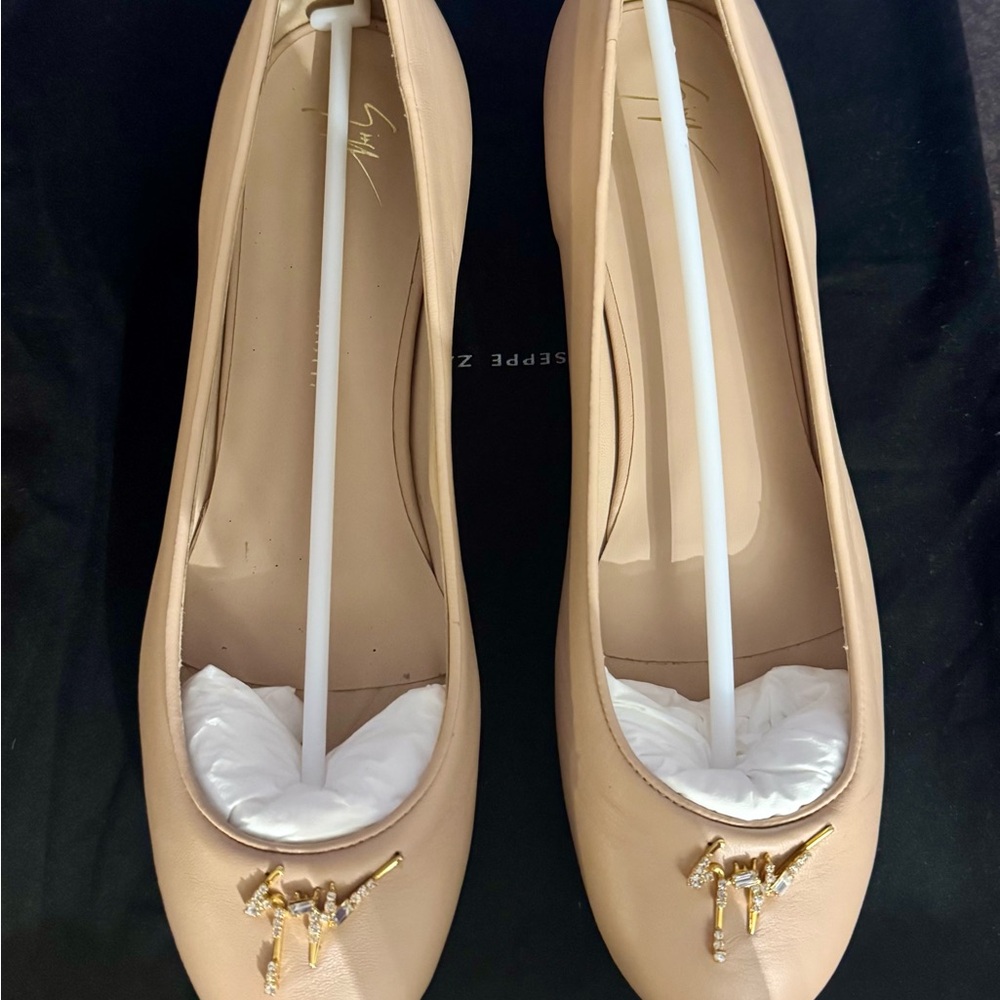 Giuseppe Zanotti Tan Ballet flats with Gold Detail
Size 39 (US size 38.5)